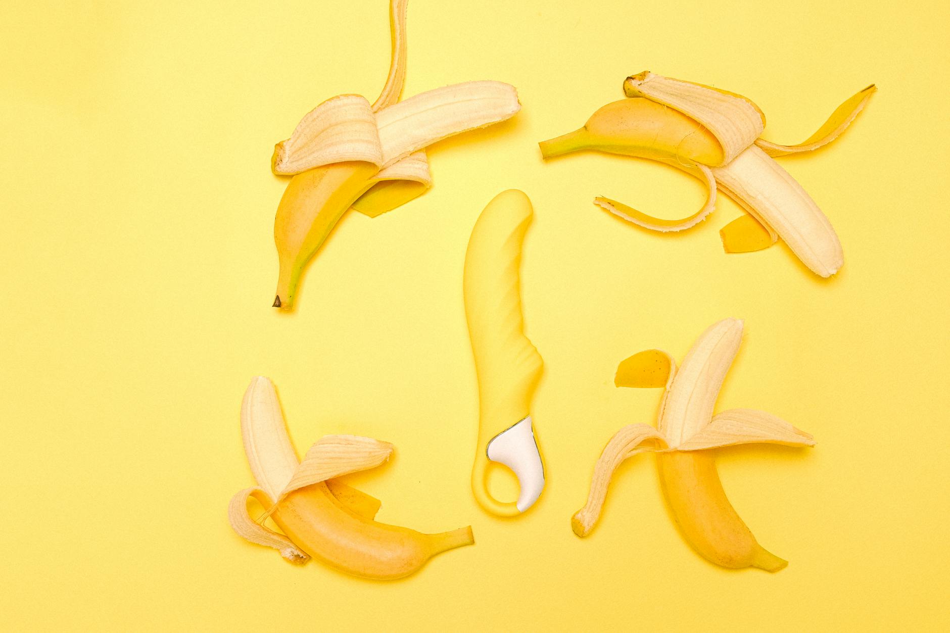Mani che tengono giocattoli di silicone dai colori pastello, simbolo di intimità e piacere condiviso nella coppia