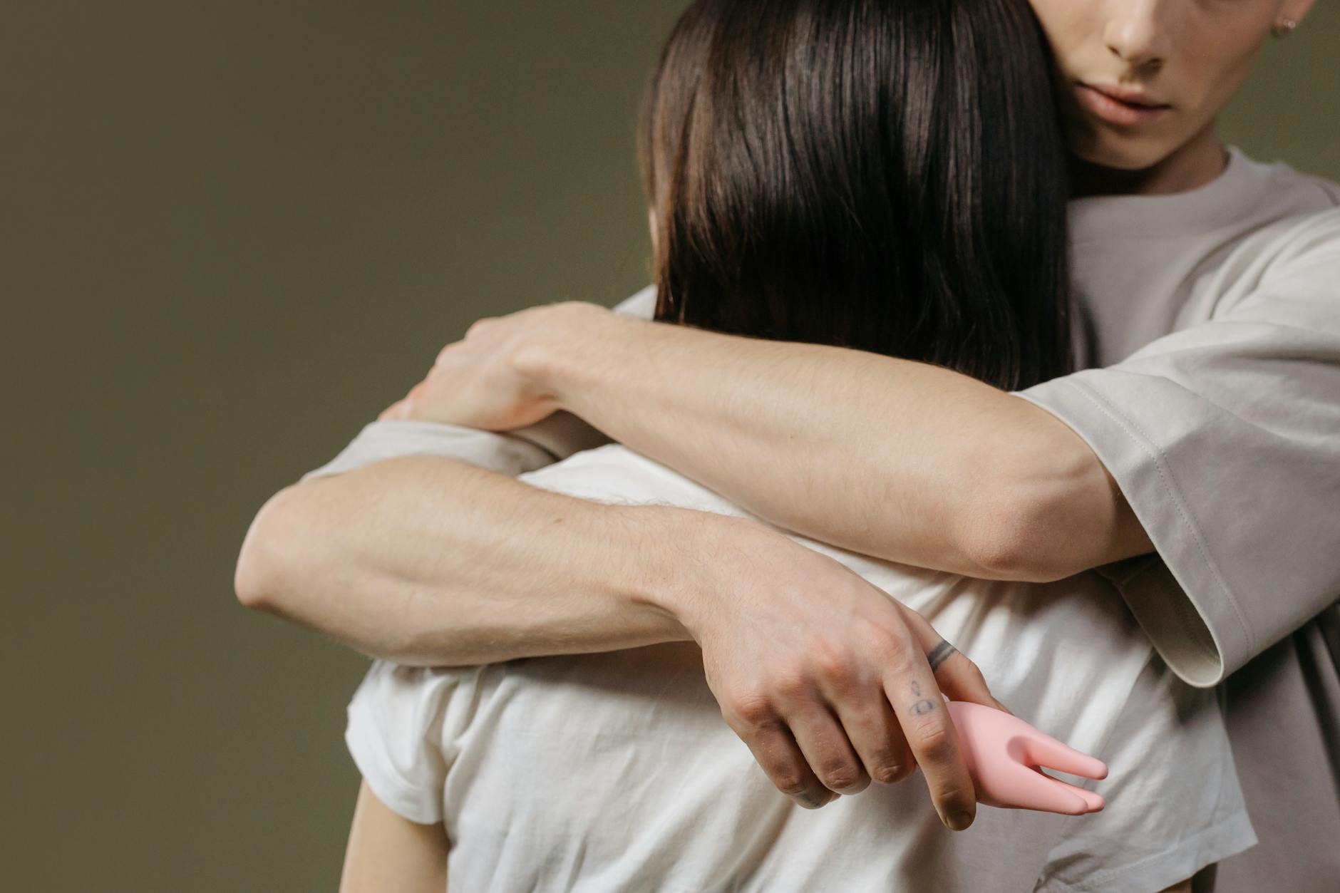 Una coppia che si abbraccia intima, simbolo di connessione adulta consapevole