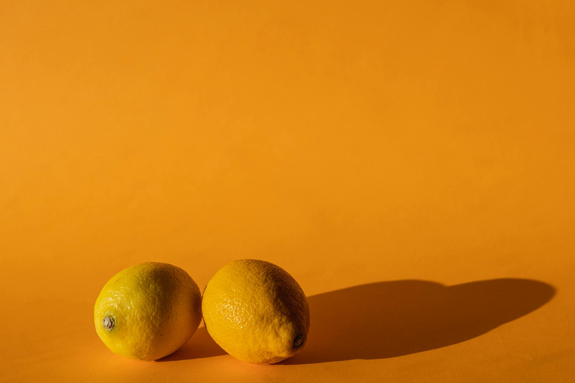 Due donne sorridenti che tengono fette di limone, esprimendo gioia e libertà personale